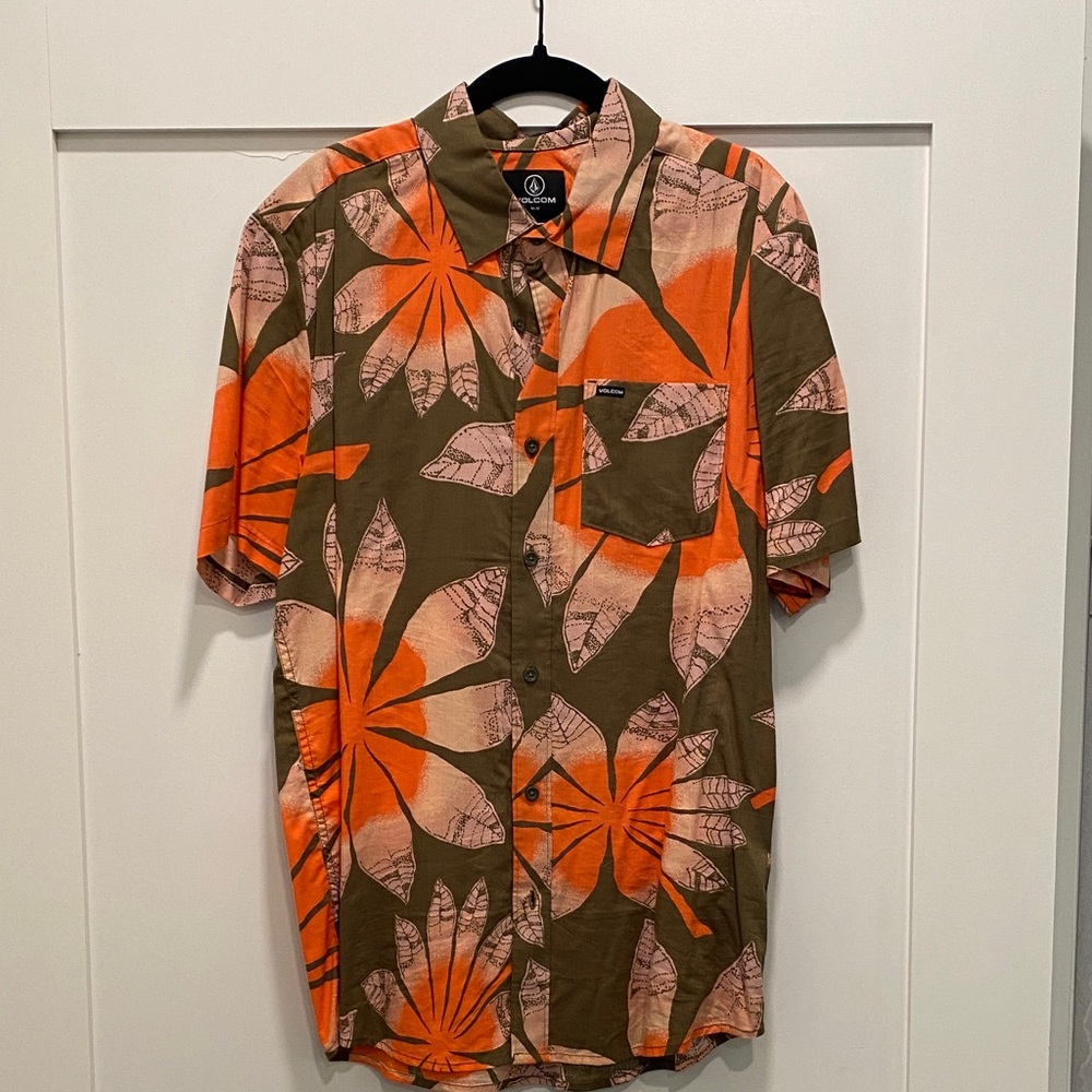 Volcom, floral print, shortsleeved button up. Classic print